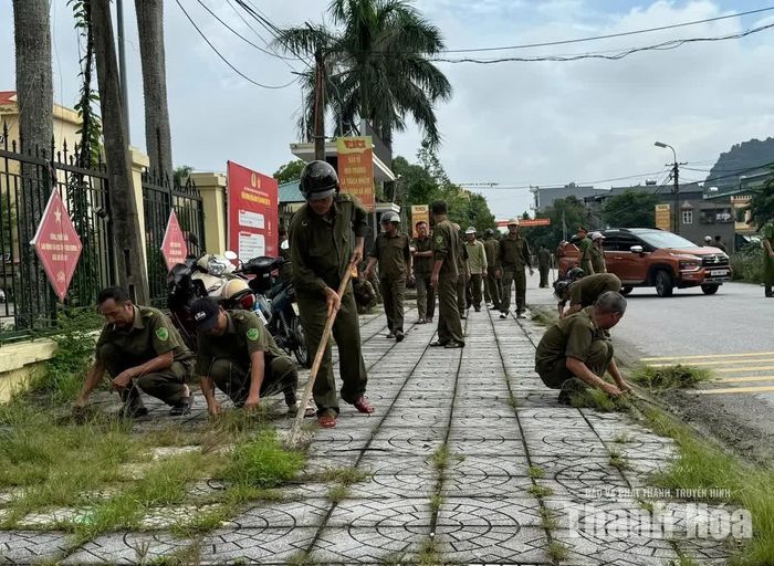 ... và tổng vệ sinh môi trường trên các tuyến phố.