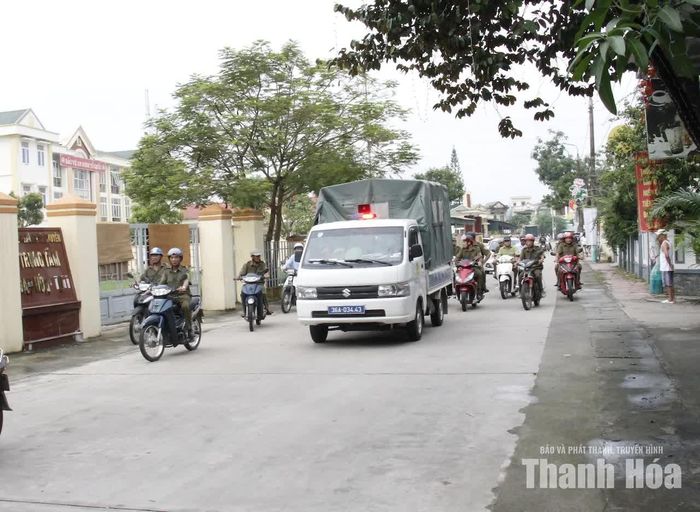 Các lực lượng chức năng phường Nguyệt Viên ra quân.
