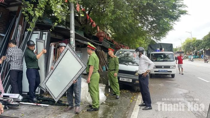 Cùng với tuyên truyền, lực lượng chức năng nhắc nhở các hộ kinh doanh chấp hành nghiêm quy định không chiếm dụng vỉa hè, lề đường làm nơi kinh doanh buôn bán...
