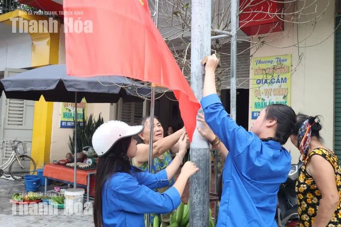 Đoàn viên thanh niên cùng người dân bóc, tháo quảng cáo, rao vặt tại khu dân cư.
