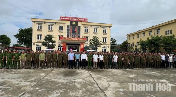 Lãnh đạo phường Đông Quang cùng các lực lượng tại lễ ra quân.