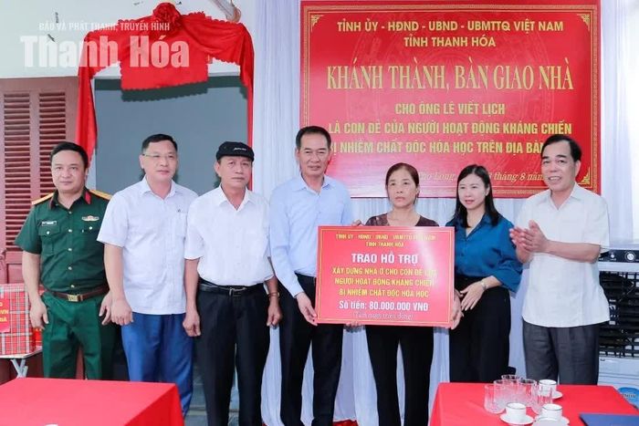 Phó Bí thư Tỉnh ủy Trịnh Tuấn Sinh trao hỗ trợ xây dựng nhà cho đại diện gia đình ông Lê Viết Lịch.
