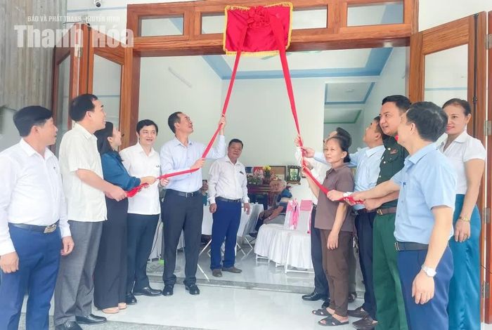 Phó Bí thư Tỉnh ủy Trịnh Tuấn Sinh thực hiện nghi thức khánh thành nhà ở.