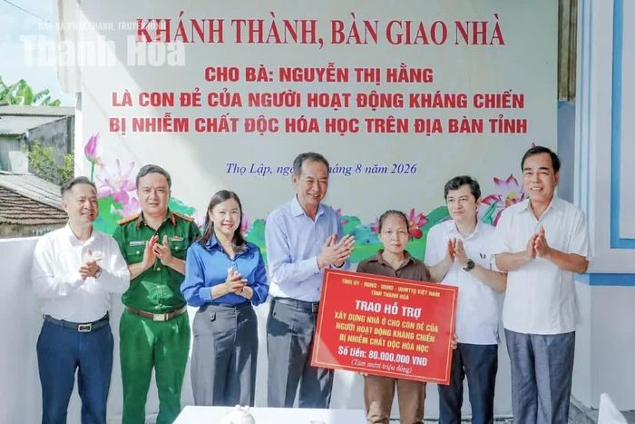 Phó Bí thư Tỉnh ủy Trịnh Tuấn Sinh trao hỗ trợ xây dựng nhà cho gia đình bà Nguyễn Thị Hằng.