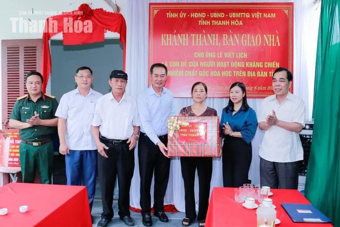 Phó Bí thư Tỉnh ủy Trịnh Tuấn Sinh trao quà cho đại diện gia đình ông Lê Viết Lịch.