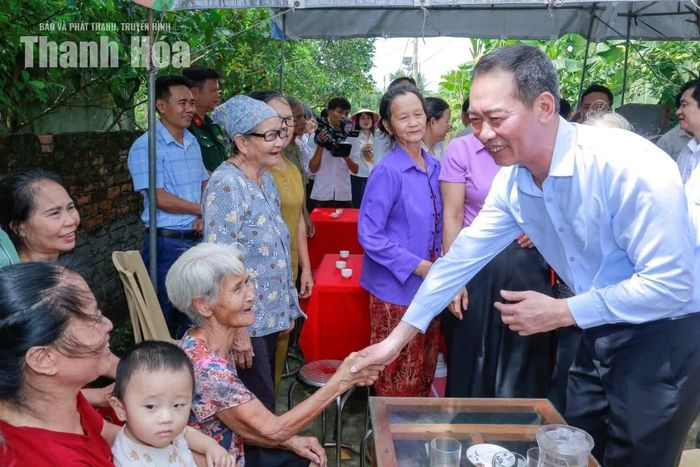Phó Bí thư Tỉnh ủy Trịnh Tuấn Sinh gặp gỡ người dân thôn Cẩm Long, xã Thọ Long.