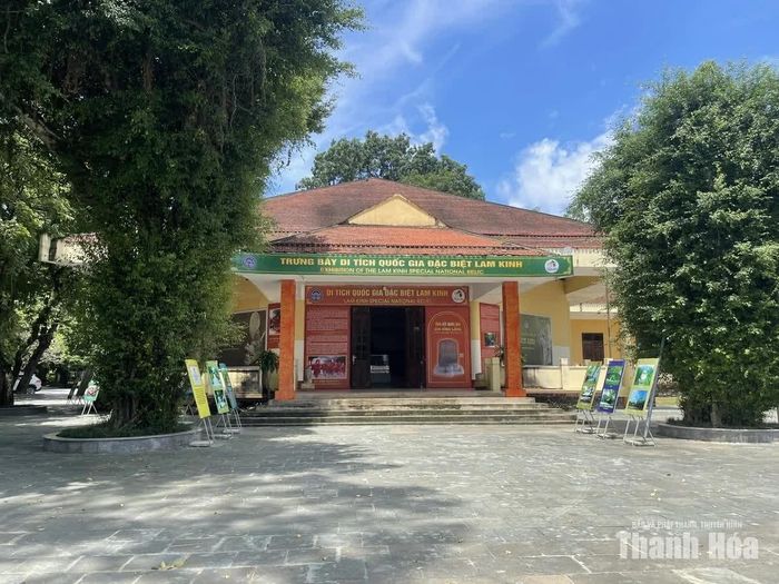 Dịp này, tại Di tích lịch sử Lam Kinh trưng bày hơn 50 hình ảnh giới thiệu về di tích và vùng đất Lam Sơn.