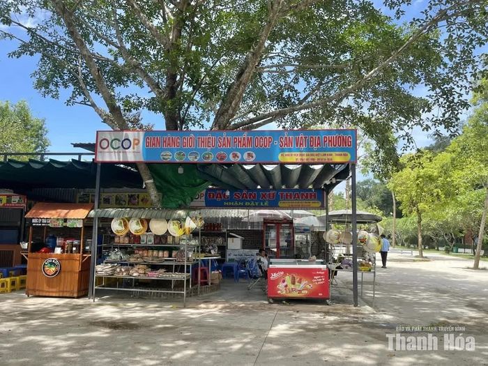 Cùng với đó, 15 quầy hàng đã sẵn sàng phục vụ du khách trong kỳ nghỉ lễ khi đến với Lam Kinh. Các quầy hàng chủ yếu cung cấp các sản phẩm OCOP, sản vật địa phương và những mặt hàng phục vụ nhu cầu mua sắm của Nhân dân, du khách.