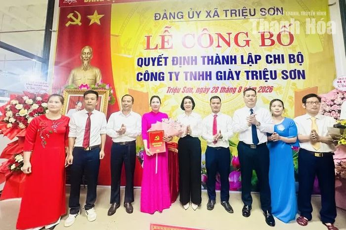 Phó Chủ tịch Thường trực Ủy ban MTTQ tỉnh Đỗ Thị Toán; Chủ tịch LĐLĐ tỉnh Lương Trọng Thành và lãnh đạo xã Triệu Sơn trao Quyết định thành lập Chi bộ Công ty TNHH Giày Triệu Sơn.