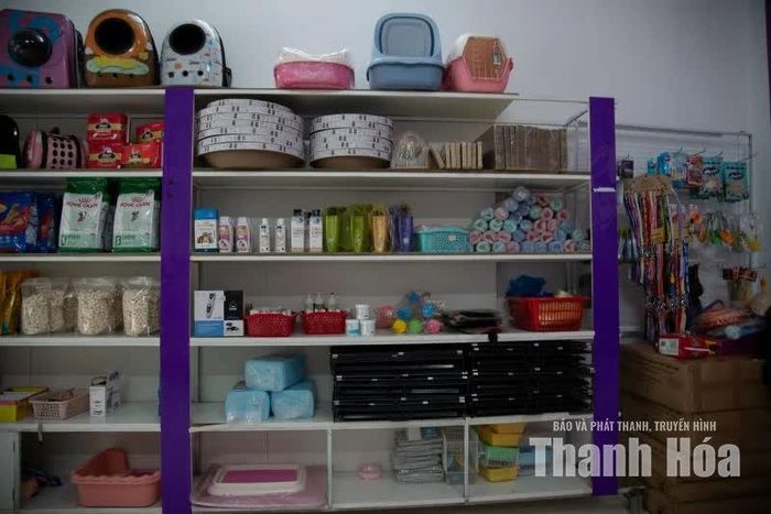 Kệ phụ kiện và vật dụng chăm sóc thú cưng đa dạng tại cơ sở dịch vụ.
