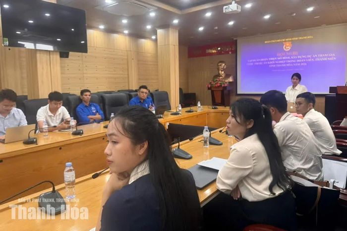Đại diện các nhóm thuyết trình về dự án của mình.