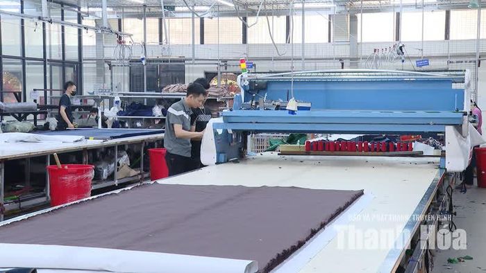 Công nhân Công ty Cổ phần HP VINA Garment, xã Thiệu Tiến vận hành máy trải vải tự động.