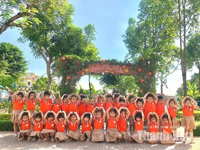 Đồng phục trẻ mầm non mang màu sắc riêng của mỗi ngôi trường.