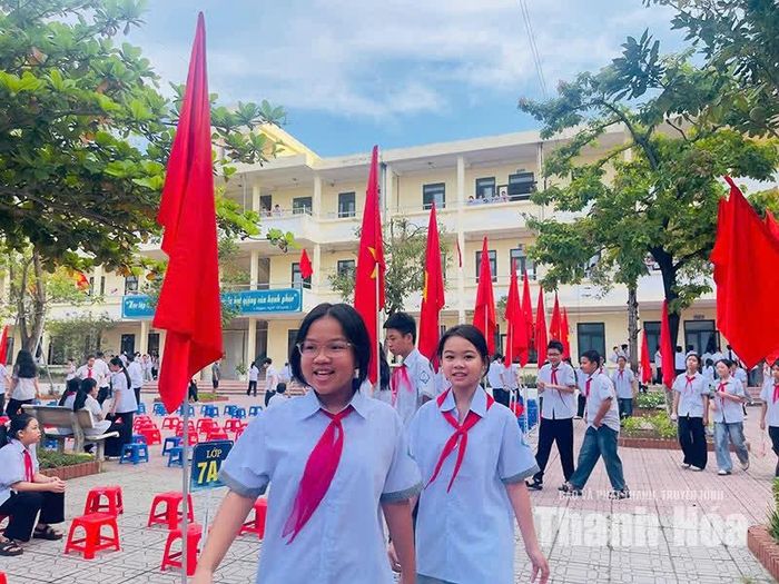 Các em học sinh khối THCS bước vào năm học mới trong những chiếc áo đồng phục mới.