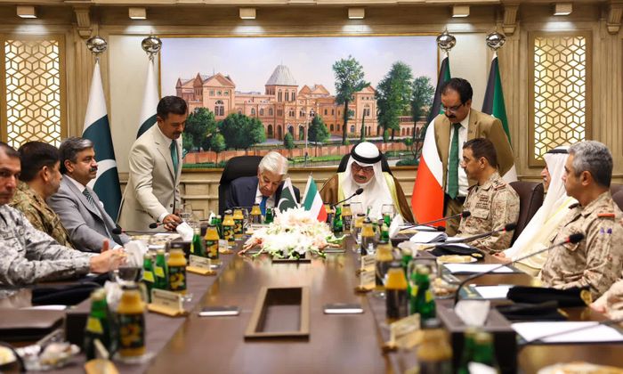 Bộ trưởng Quốc phòng Kuwait ký thỏa thuận quốc phòng với người đồng cấp Pakistan. Ảnh: X.