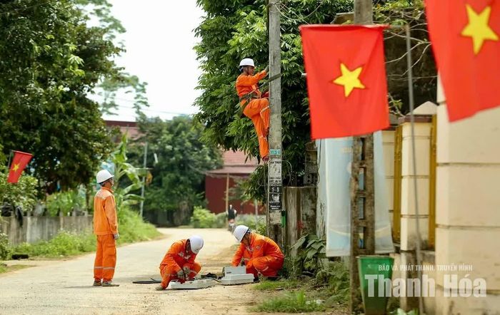 Nhân viên Công ty Điện lực Thanh Hóa kiểm tra, rà soát hệ thống cung cấp điện.