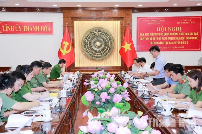 Đại diện phòng chuyên môn Văn phòng Tỉnh ủy báo cáo kết quả thực hiện nhiệm vụ Cơ quan Thường trực Ban Chỉ đạo 57 cấp tỉnh trong thời gian qua