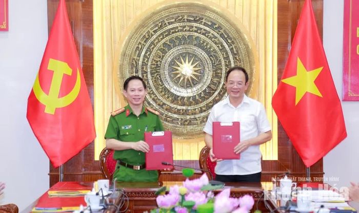 Đại diện lãnh đạo Văn phòng Tỉnh ủy và Công an tỉnh bàn giao và tiếp nhận nhiệm vụ.