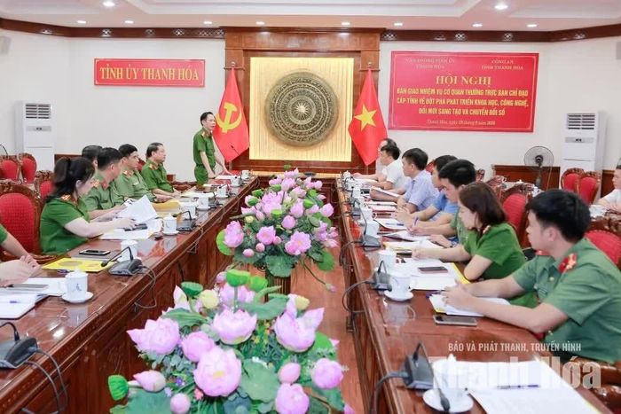 Đại diện lãnh đạo Công an tỉnh phát biểu nhận nhiệm vụ.