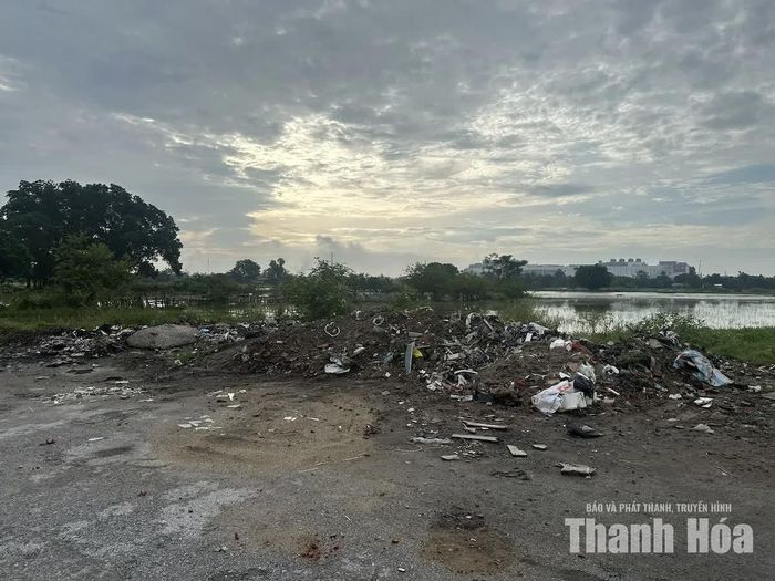 Trên một số tuyến đường như Trịnh Kiểm, Âu Cơ... cũng xuất hiện những điểm tập kết rác tự phát.