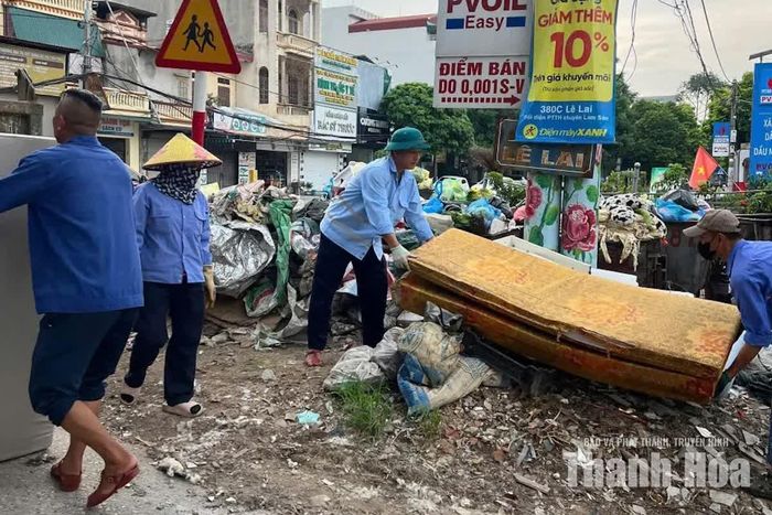 Dù chính quyền địa phương đã nhiều lần ra quân dọn dẹp, tình trạng đổ rác không đúng nơi quy định vẫn tái diễn. Lợi dụng thời điểm đêm tối, vắng người, một số người vẫn lén lút mang rác đến đổ. Khi lực lượng chức năng phát hiện thì người vi phạm thường đã rời khỏi hiện trường.