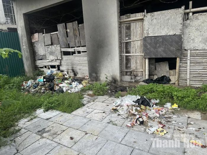 Trước nhà liền kề chưa có người ở tại MBQH 2125 bị tận dụng làm nơi đổ rác.