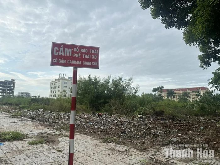 Để ngăn chặn tình trạng này, phường Hạc Thành đã nhiều lần tổ chức ra quân thu gom, dọn dẹp; đồng thời cắm biển cấm và lắp đặt camera giám sát. Thế nhưng, sau mỗi lần được làm sạch, rác lại tiếp tục xuất hiện.