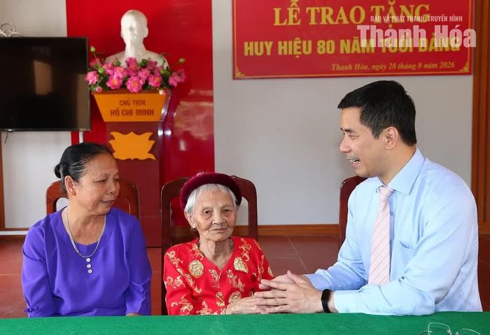 Phó Bí thư Thường trực Tỉnh ủy Nguyễn Hồng Phong thăm hỏi sức khoẻ, đời sống của đảng viên Quách Thị Liên.