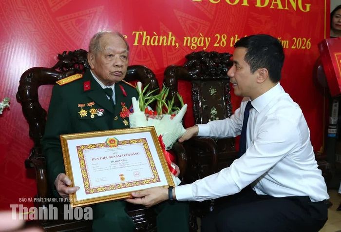 Phó Bí thư Thường trực Tỉnh ủy Nguyễn Hồng Phong trao Huy hiệu 80 năm tuổi Đảng, Quyết định của Ban Bí thư và tặng hoa chúc mừng đảng viên Đỗ Ngọc Cầm.