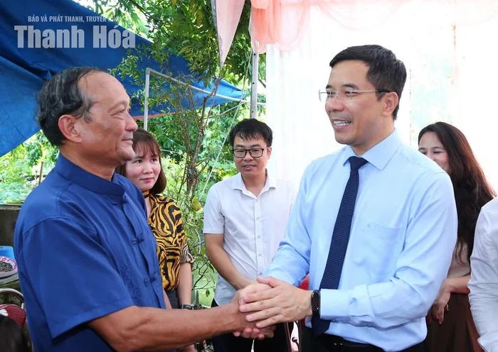 Phó Bí thư Thường trực Tỉnh ủy Nguyễn Hồng Phong thăm hỏi người thân đảng viên Đỗ Hùng Lâm.