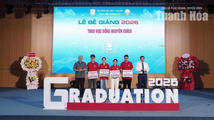 Quỹ học bổng Nguyễn Chích trao học bổng cho các sinh viên có hoàn cảnh khó khăn vươn lên trong học tập.
