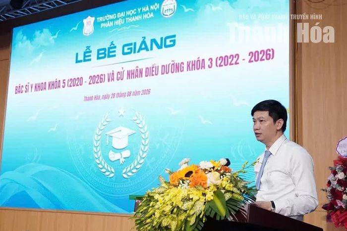 Tiến sĩ Lê Văn Cường, Giám đốc Sở Y tế kiêm Phó Giám đốc Phân hiệu Trường Đại học Y Hà Nội tại Thanh Hóa phát biểu tại buổi lễ.