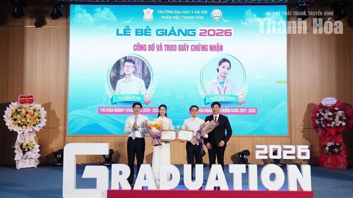 Nhà trường khen thưởng 2 thủ khoa của ngành Bác sĩ Y khoa và Cử nhân Điều dưỡng.