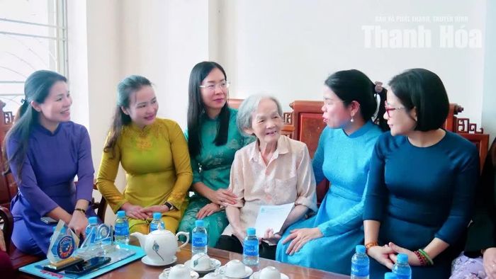 Hội LHPN tỉnh Thanh Hoá và Hội LHPN TP Hồ Chí Minh tặng quà cho con gái chiến sĩ cách mạng Nguyễn Thị Minh Khai.