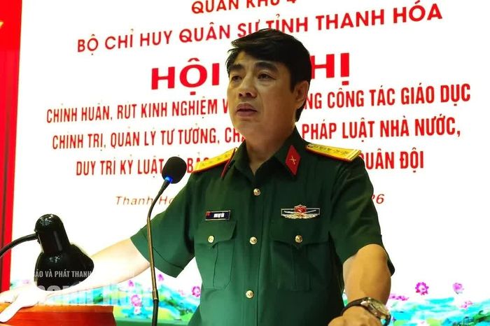Đại tá Đinh Bạt Văn, Chỉ huy trưởng Bộ CHQS tỉnh phát biểu tại hội nghị.
