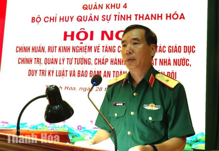 Thiếu tướng Phạm Văn Đông, Chủ nhiệm Chính trị Quân khu 4 chỉ đạo hội nghị.
