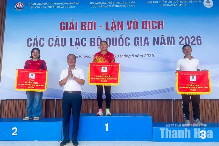 Ban Tổ chức trao cờ lưu niệm cho các đoàn xếp nhất, nhì, ba toàn đoàn.