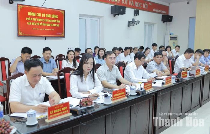 Các đại biểu dự buổi làm việc.