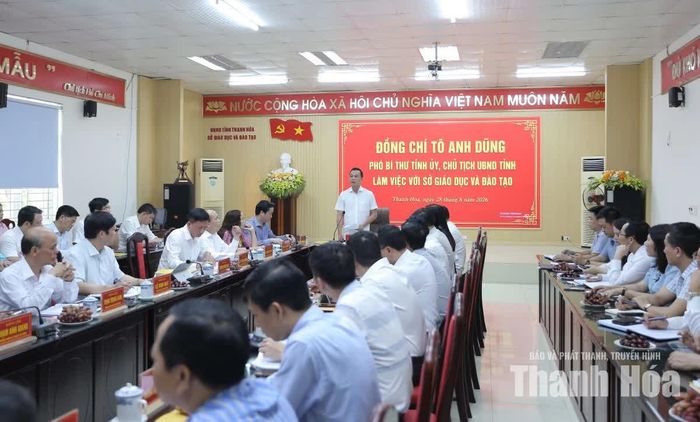 Chủ tịch UBND tỉnh Tô Anh Dũng phát biểu chỉ đạo tại buổi làm việc.