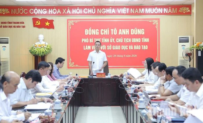 Phó Bí thư Tỉnh ủy, Chủ tịch UBND tỉnh Tô Anh Dũng chủ trì buổi làm việc.
