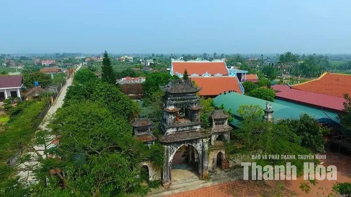 Nằm bình yên bên vạt rừng ngập mặn xanh ngắt của vùng biển Vạn Lộc, Đền thờ Đức Thánh Cả hiện lên với vẻ đẹp trầm mặc, rêu phong.