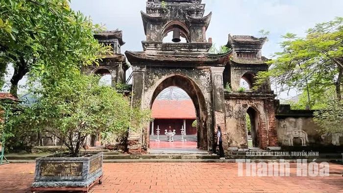 Điểm nhấn độc đáo nhất còn vẹn nguyên của ngôi đền chính là tam quan mang đậm nét kiến trúc thời Nguyễn.