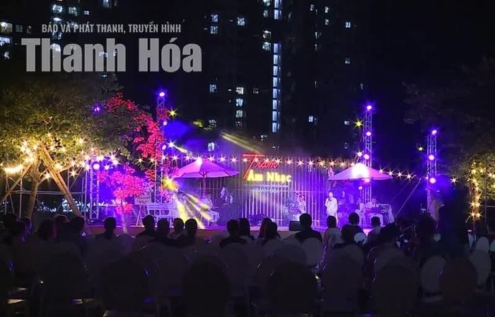 Không gian lung linh sắc màu trong chương trình Trạm âm nhạc - “Nối lời mùa thu”.