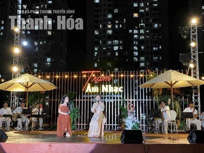 MC Lương Trang và ca sĩ Hồng Anh giao lưu, chia sẻ với khán giả những câu chuyện đẹp trong mỗi ca khúc được biểu diễn tại Trạm âm nhạc - “Nối lời mùa thu”.