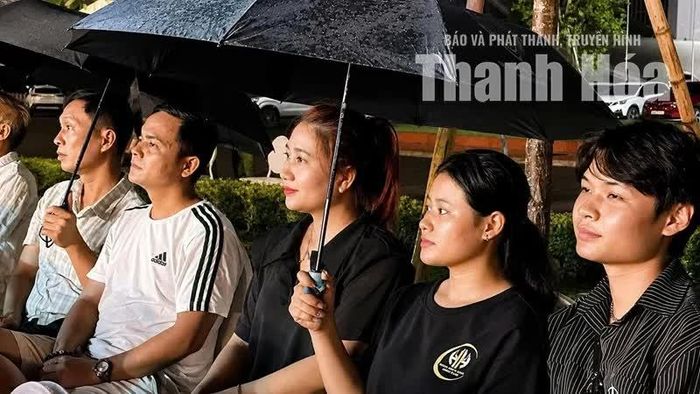 Khán giả đội ô dưới mưa để ngồi lại thưởng thức những ca khúc trong Trạm âm nhạc - “Nối lời mùa thu”.