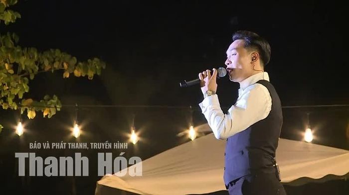 Ca sĩ Trọng Nghĩa biểu diễn tại chương trình Trạm âm nhạc - “Nối lời mùa thu”.