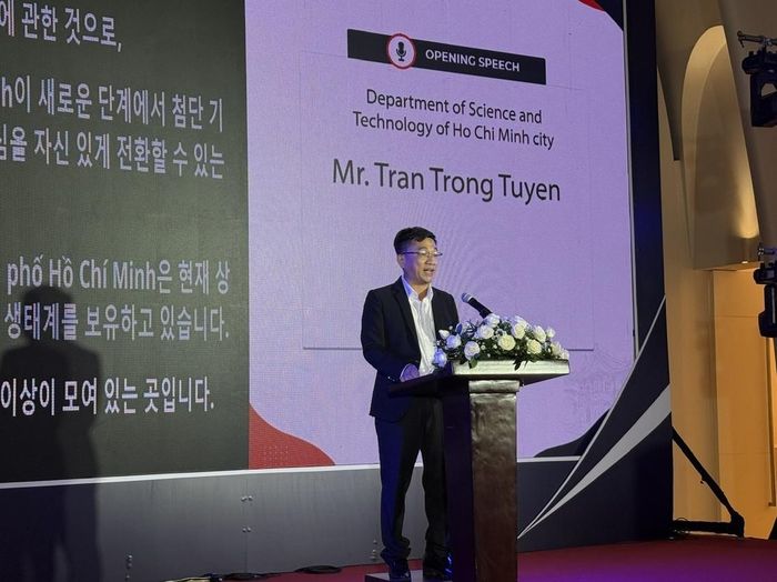 Ông Trần Trọng Tuyên, Phó Giám đốc Sở Khoa học và Công nghệ TP. Hồ Chí Minh, phát biểu khai mạc, sáng 27/8. Ảnh: Minh Hà.