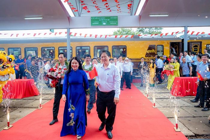 Lễ khai trương đoàn tàu du lịch “Phong Nha – Cố đô Huế” diễn ra tại ga Đồng Hới. Ảnh: UBND TP Huế