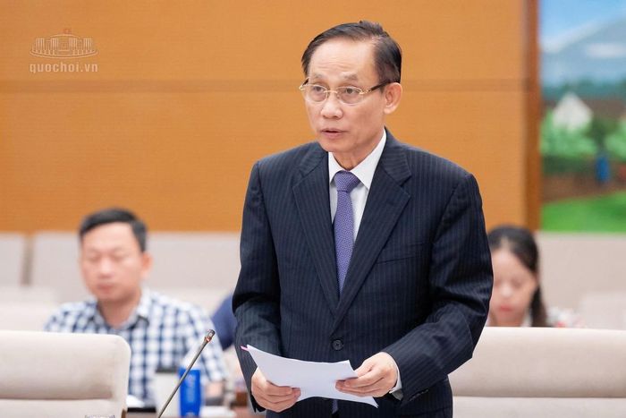 Bộ trưởng Bộ Ngoại giao Lê Hoài Trung trình bày tóm tắt Tờ trình của Chính phủ về dự án Luật Thỏa thuận quốc tế (sửa đổi). Ảnh: Cổng thông tin điện tử Quốc hội.