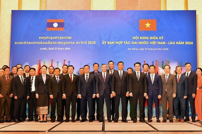 Các đại biểu chụp ảnh lưu niệm. Ảnh: BTC